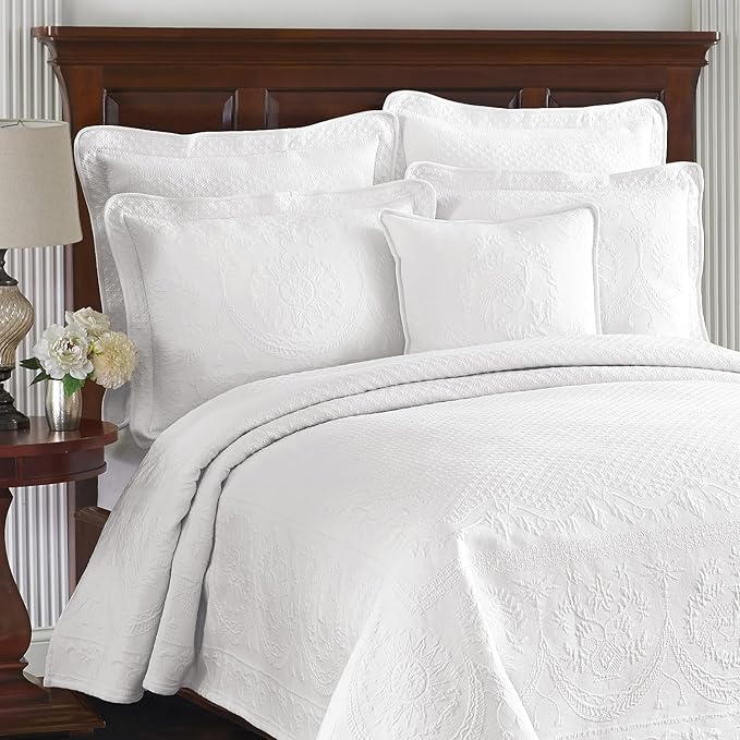 King Charles Modern Farmhouse Floral Matelasse Coverlet, 100% Cotton Breathable Bedding, Full/Queen, White
