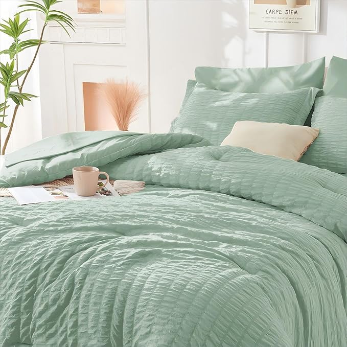 HYMOKEGE Sage Green Duvet Cover King Size, Ultra Soft 3-Piece Seersucker Duvet Cover Set with Zipper Closure, Soft Brushed Microfiber Bedding Set with 8 Corner Ties (104"x90", 2 Pillowshams)
