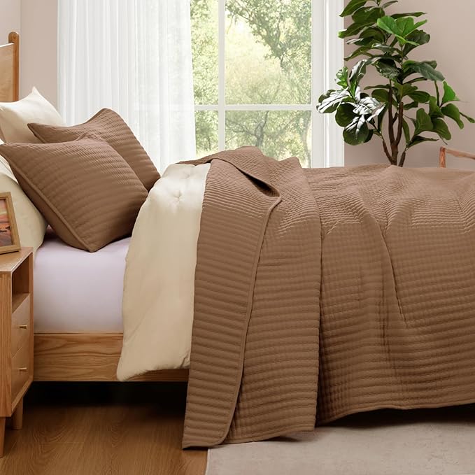 WRENSONGE King Size Quilt-3 Pieces Lightweight Bedspreads Brown King Quilt Bedding Set for All Seasons, Soft Summer Coverlet with 2 Pillow Shams Suitable for Bed, Couch, Quilt Blanket