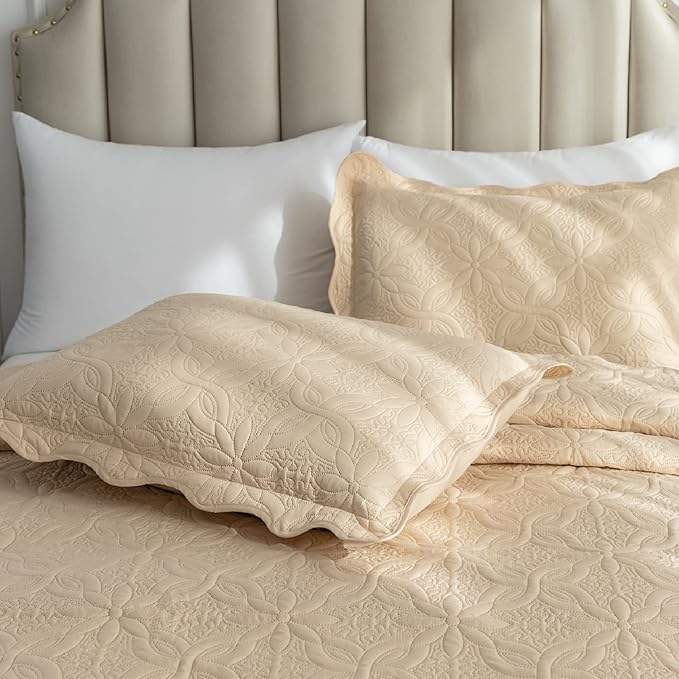 Auemtyn Twin/Twin XL Size Quilt Set 2 Pieces, Soft Lightweight Summer Bedspread, Reversible Microfiber Bed Coverlet for All Seasons, Beige, Floral Pattern (1 Quilt, 1 Pillow Sham)