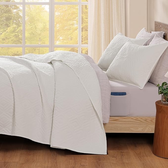 WRENSONGE Queen Quilt-3 Pieces Geometric White Bedspreads Queen Size Quilt Bedding Set for All Seasons,Soft Summer Coverlet with 2 Pillow Shams Suitable for Bed, Couch, Quilted Blanket
