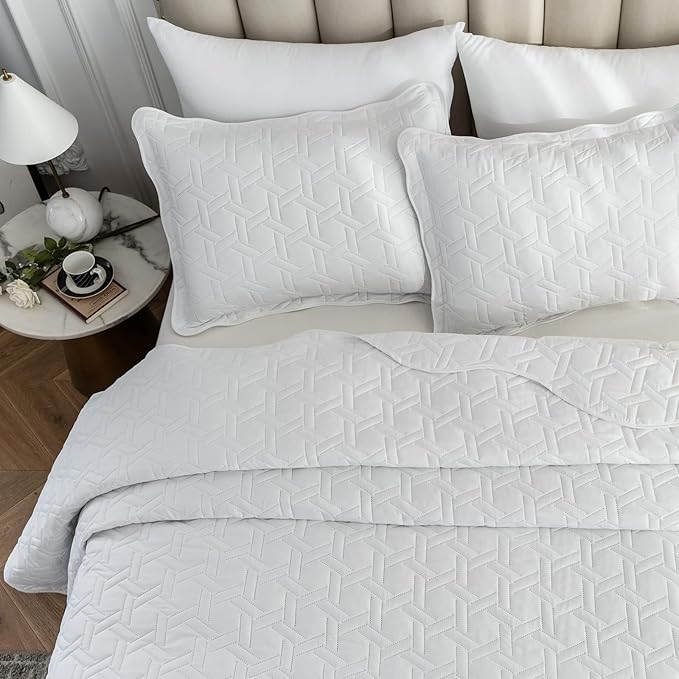 Auemtyn King Size Quilt Set 3 Pieces, Soft Lightweight Summer Bedspread, Reversible Microfiber Bed Coverlet for All Seasons, White, Geometric Pattern (1 Quilt, 2 Pillow Shams)