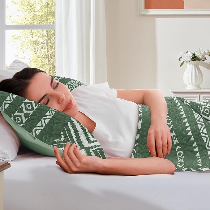 LEAONME 3 Pieces King Size Olive Green Quilt Set with Checkered Pattern Lightweight Oversized Bedspread 98''x106'' Soft Coverlet Warm Bed Cover for All Seasons (1 Quilt, 2 Pillow Shams)