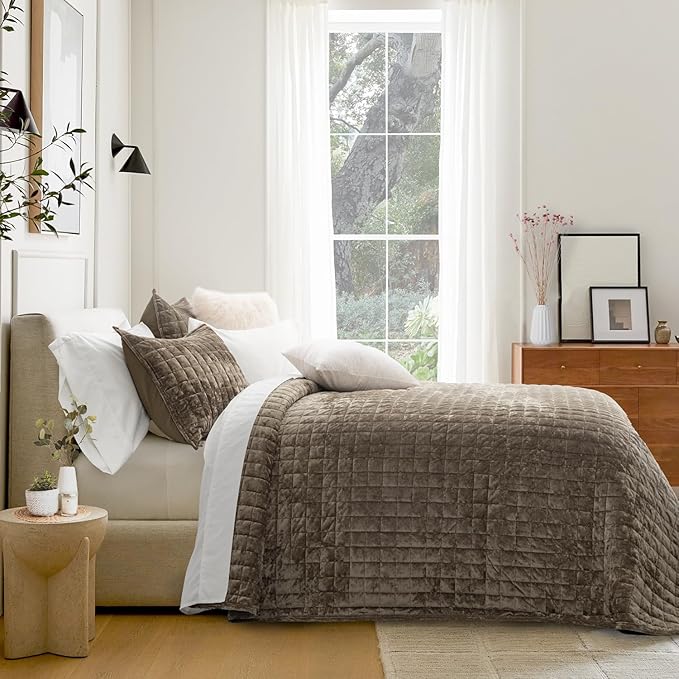 RECYCO Luxury Velvet Quilt Set Full Queen Size Bedding Sets, Ultra Soft Velvet Comforter Set, Lightweight Channel Box Stitch Oversized Bedspread Coverlet for All Season, with 2 Shams, Mocha Brown