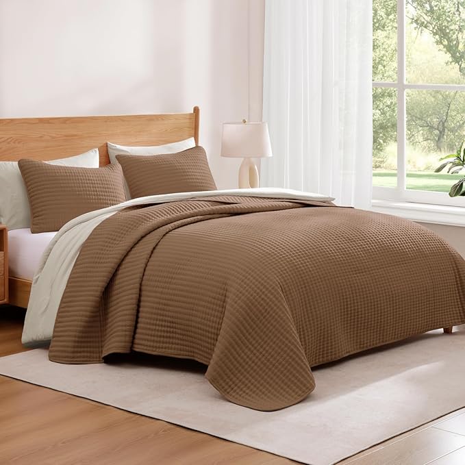 WRENSONGE King Size Quilt-3 Pieces Lightweight Bedspreads Brown King Quilt Bedding Set for All Seasons, Soft Summer Coverlet with 2 Pillow Shams Suitable for Bed, Couch, Quilt Blanket