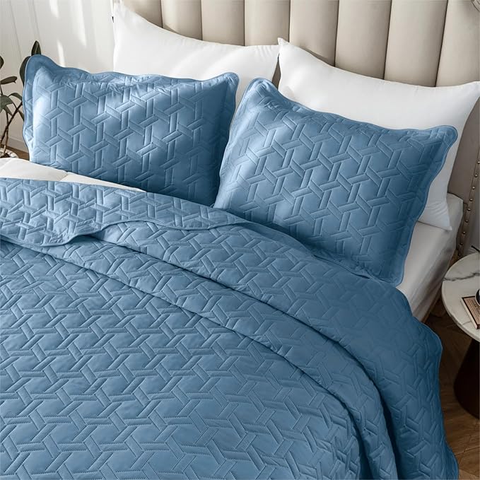 Auemtyn Full/Queen Size Quilt Set 3 Pieces, Soft Lightweight Summer Bedspread, Reversible Microfiber Bed Coverlet for All Seasons, Bluish Grey, Geometric Pattern (1 Quilt, 2 Pillow Shams)