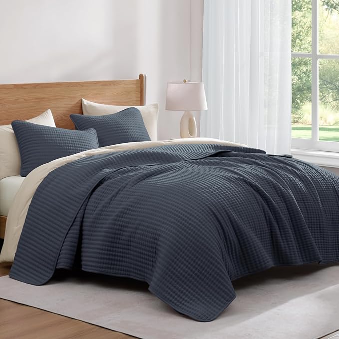 WRENSONGE King Size Quilt-3 Pieces Lightweight Blue Grey Bedspreads King Quilt Bedding Set for All Seasons, Soft Summer Coverlet with 2 Pillow Shams Suitable for Bed, Couch, Quilt Blanket