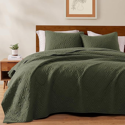 WRENSONGE Queen Quilt-3 Pieces Geometric Olive Green Bedspreads Queen Size Quilt Bedding Set for All Seasons, Soft Summer Coverlet with 2 Pillow Shams Suitable for Bed, Couch, Quilted Blanket