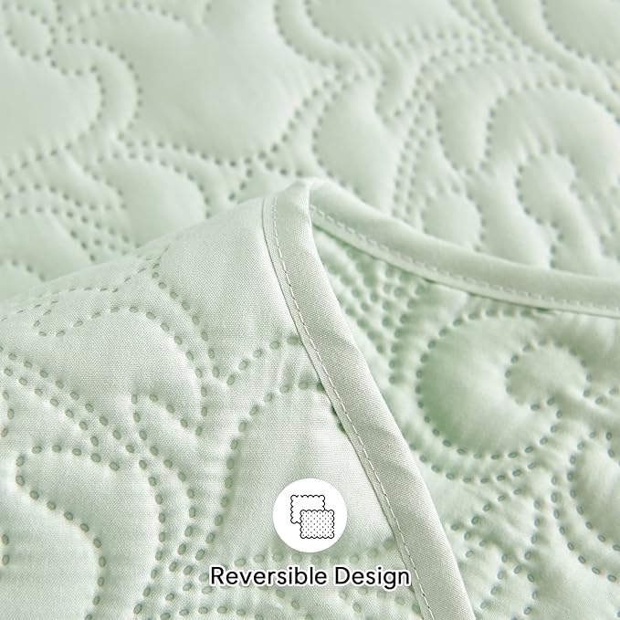 Auemtyn King Size Quilt Set 3 Pieces, Soft Lightweight Summer Bedspread, Reversible Microfiber Bed Coverlet for All Seasons, Light Green, Heart-Floral Pattern (1 Quilt, 2 Pillow Shams)