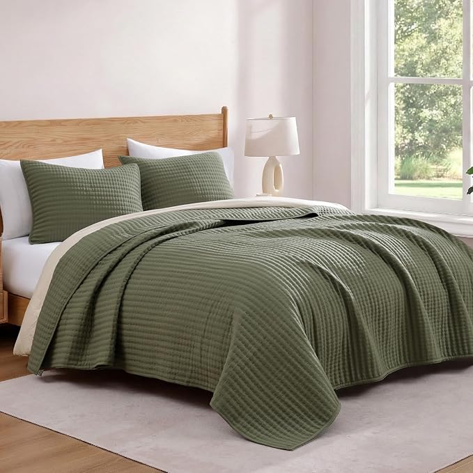 WRENSONGE King Size Quilt-3 Pieces Lightweight Bedspreads Olive Green King Quilt Bedding Set for All Seasons, Soft Summer Coverlet with 2 Pillow Shams Suitable for Bed, Couch, Quilt Blanket