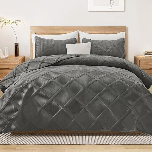 Exclusivo Mezcla Oversized King Quilt Set- Grey Cal King Quilts Bedding Set with 2 Pillow Shams, Modern Bedspread with Striped Pattern, Soft Lightweight Bedspreads Coverlets for All Seasons