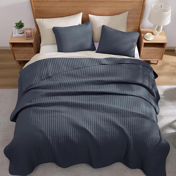 WRENSONGE King Size Quilt-3 Pieces Lightweight Blue Grey Bedspreads King Quilt Bedding Set for All Seasons, Soft Summer Coverlet with 2 Pillow Shams Suitable for Bed, Couch, Quilt Blanket