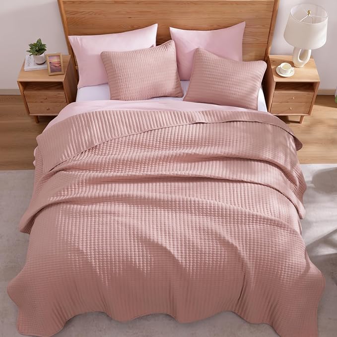 WRENSONGE King Size Quilt-3 Pieces Lightweight Bedspreads Rust Pink King Quilt Bedding Set for All Seasons, Soft Summer Coverlet with 2 Pillow Shams Suitable for Bed, Couch, Quilt Blanket