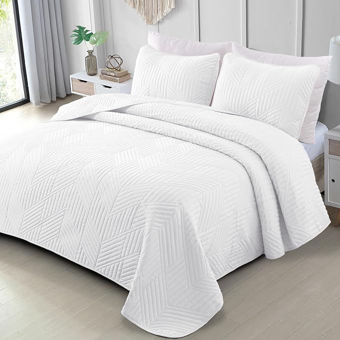 Exclusivo Mezcla California King Quilt Bedding Set, Lightweight White Oversized King Bedspreads Soft Modern Geometric Coverlet Set for All Seasons (1 Quilt and 2 Pillow Shams)