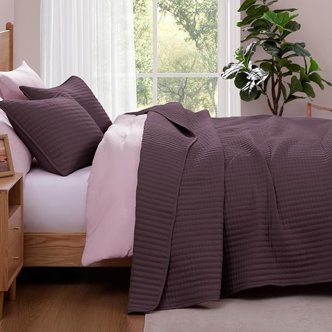 WRENSONGE Queen Quilt-3 Pieces Lightweight Bedspreads Italian Plum Queen Size Quilt Bedding Set for All Seasons, Soft Summer Coverlet with 2 Pillow Shams Suitable for Bed, Couch