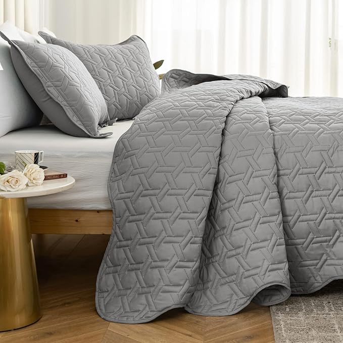 Auemtyn King Size Quilt Set, 3-Piece Lightweight All-Season Bedspread with Pillow Shams, Soft Breathable Microfiber, Reversible Pattern, Easy Care (Grey, Geometric Pattern) | Reversible design, Quilted construction, Machine washable, Skin-friendly feel...