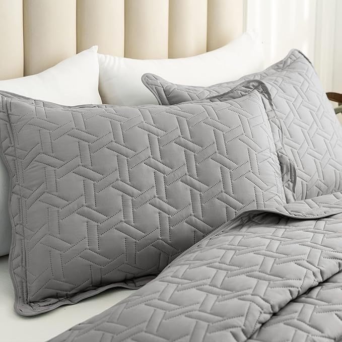 Auemtyn King Size Quilt Set, 3-Piece Lightweight All-Season Bedspread with Pillow Shams, Soft Breathable Microfiber, Reversible Pattern, Easy Care (Grey, Geometric Pattern) | Reversible design, Quilted construction, Machine washable, Skin-friendly feel...