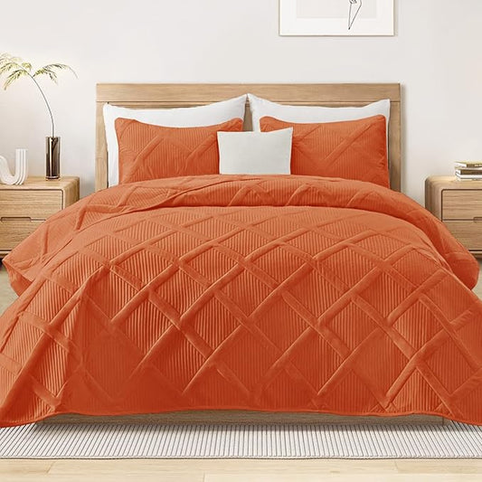 Exclusivo Mezcla Oversized King Quilt Set- Burnt Orange Cal King Quilts Bedding Set with 2 Pillow Shams, Modern Bedspread with Striped Pattern, Soft Lightweight Bedspreads Coverlets for All Seasons