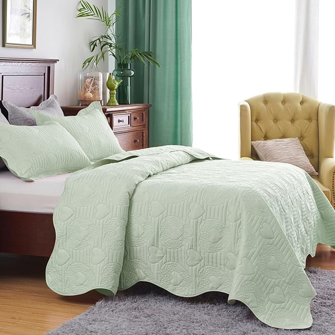 Auemtyn Twin/Twin XL Size Quilt Set 2 Pieces, Soft Lightweight Summer Bedspread, Reversible Microfiber Bed Coverlet for All Seasons, Light Green, Heart Pattern (1 Quilt, 1 Pillow Sham)