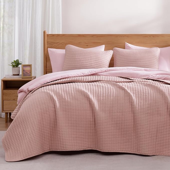 WRENSONGE King Size Quilt-3 Pieces Lightweight Bedspreads Rust Pink King Quilt Bedding Set for All Seasons, Soft Summer Coverlet with 2 Pillow Shams Suitable for Bed, Couch, Quilt Blanket