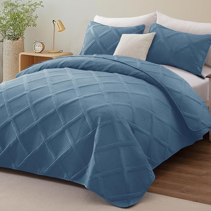 Exclusivo Mezcla King Size Quilt Set with Modern Striped Pattern, 3 Pieces Lightweight Grayish Blue Quilts Bedding Set, Soft Bedspreads Coverlets for All Seasons