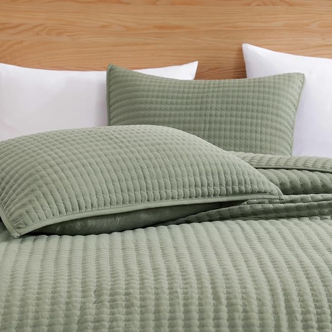 WRENSONGE Twin Size Quilt-3 Pieces Lightweight Bedspreads Sage Green Twin Quilt Bedding Set for All Seasons, Soft Summer Coverlet with 1 Pillow Shams Suitable for Bed, Couch, Quilt Blanket