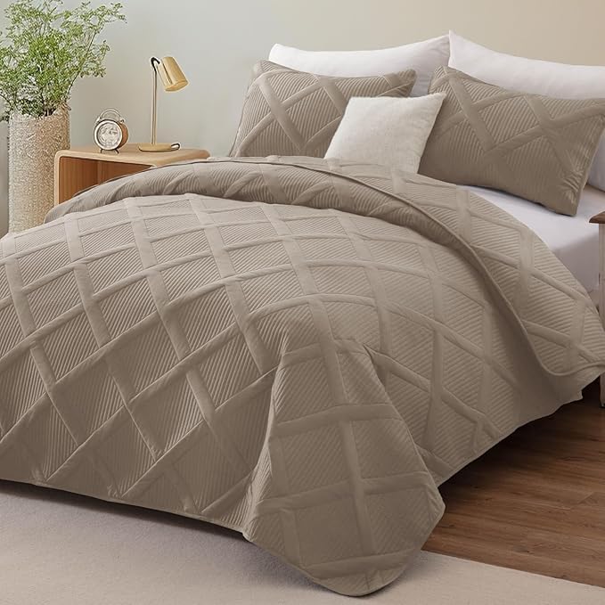 Exclusivo Mezcla King Size Quilt Set with Modern Striped Pattern, 3 Pieces Summer Lightweight Taupe Quilts Bedding Set, Soft Bedspreads Coverlets for All Seasons