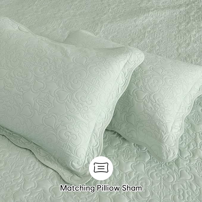 Auemtyn King Size Quilt Set 3 Pieces, Soft Lightweight Summer Bedspread, Reversible Microfiber Bed Coverlet for All Seasons, Light Green, Heart-Floral Pattern (1 Quilt, 2 Pillow Shams)