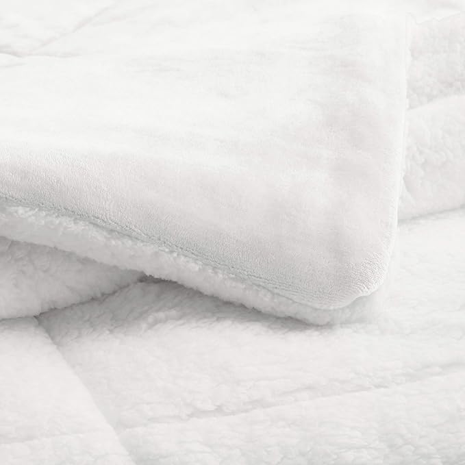 Amazon Basics 3 Piece Bedding Set, Micromink Sherpa, Ultra-Soft, Warm All Season Comforter, Full/Queen, Cream, Solid