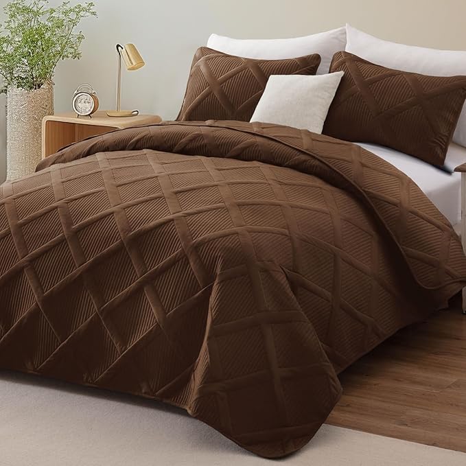 Exclusivo Mezcla Quilts Queen Size - Brown Quilt Set Bedspread with 2 Pillow Shams, Modern Bedding Set with Striped Pattern, Soft Lightweight Bedspreads Queen Size for All Seasons