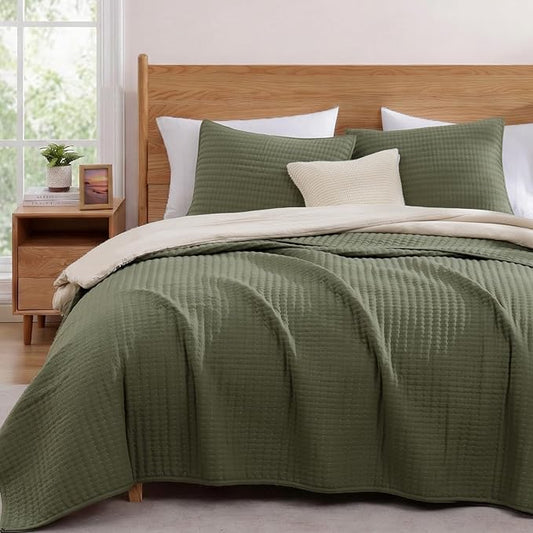 WRENSONGE California King Size Quilt-3 Pieces Lightweight Bedspreads Olive Green Bedding Set for All Seasons, Soft Summer Coverlet with 2 Pillow Shams Suitable for Bed, Couch, Quilt Blanket