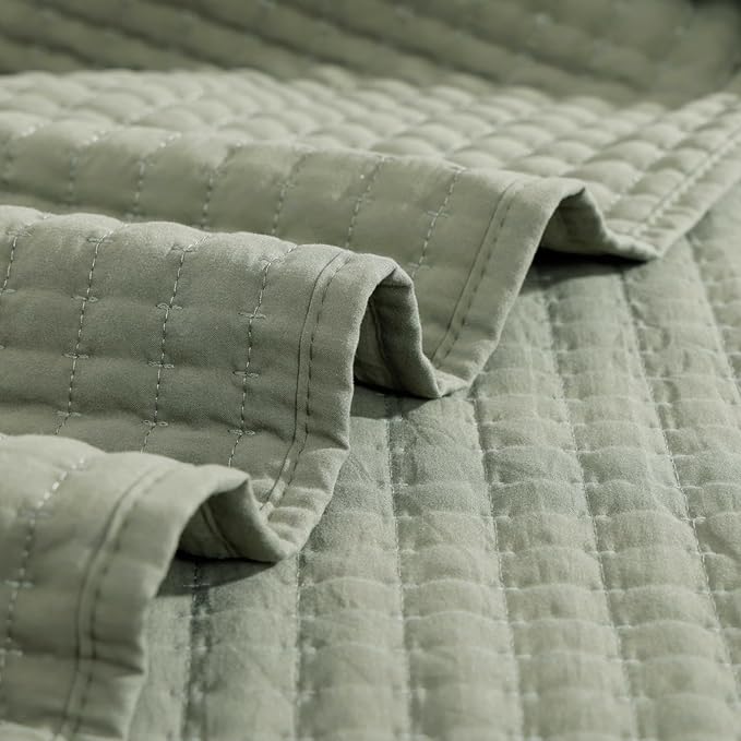 WRENSONGE Queen Quilt-3 Pieces Lightweight Bedspreads Sage Green Queen Size Quilt Bedding Set for All Seasons, Soft Summer Coverlet with 2 Pillow Shams Suitable for Bed, Couch