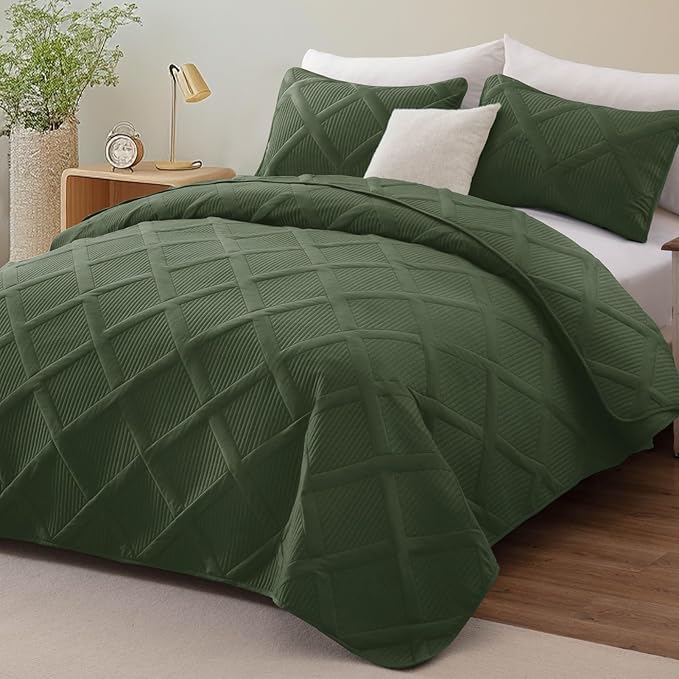 Exclusivo Mezcla King Quilt Set- Olive Green Quilts Bedding Set with 2 Pillow Shams, Modern King Bedspread with Striped Pattern, Soft Lightweight Bedspreads Coverlets for All Seasons