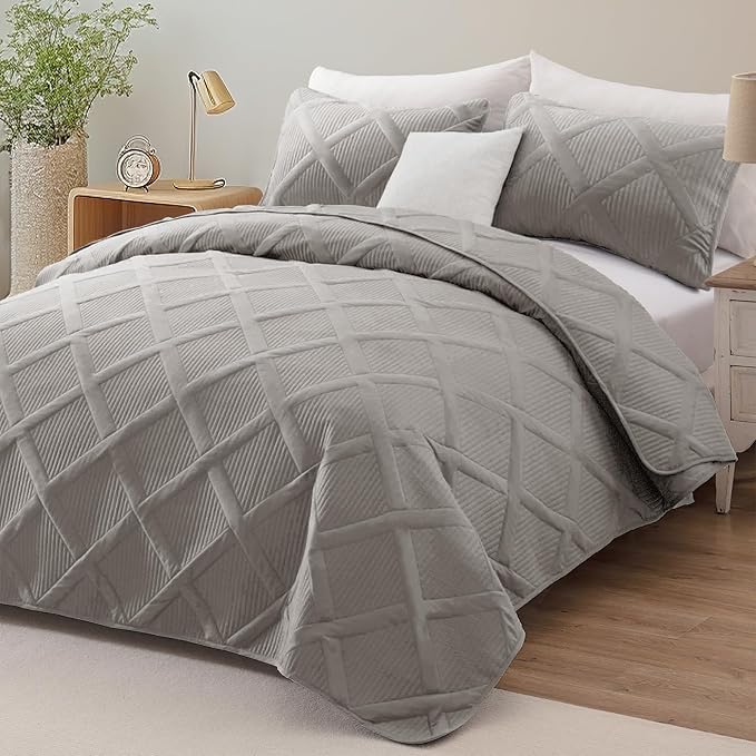 Exclusivo Mezcla King Quilt Set- Light Grey Quilts Bedding Set with 2 Pillow Shams, Modern King Bedspread with Striped Pattern, Soft Lightweight Bedspreads Coverlets for All Seasons