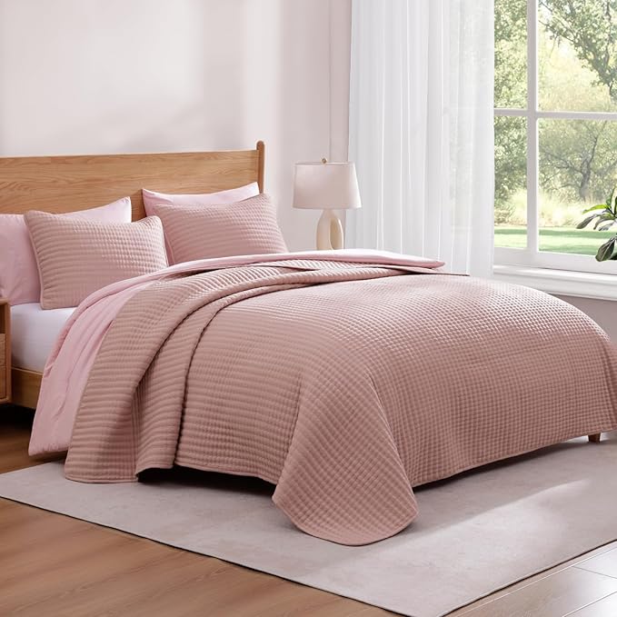 WRENSONGE King Size Quilt-3 Pieces Lightweight Bedspreads Rust Pink King Quilt Bedding Set for All Seasons, Soft Summer Coverlet with 2 Pillow Shams Suitable for Bed, Couch, Quilt Blanket