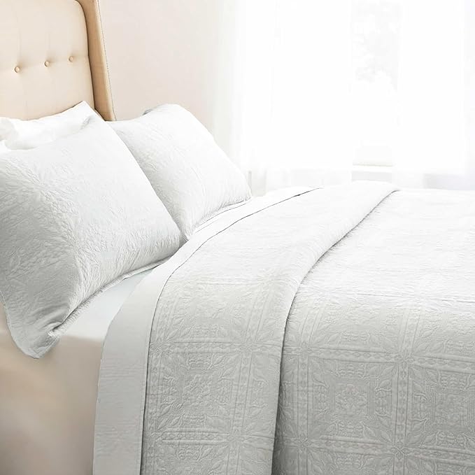 Hearth & Harbor King Quilt Set – All-Season Lightweight Bedspread & Coverlet with Pinsonic Weave - 7 Piece King Quilt Set with Pillow Shams, White - King Grid