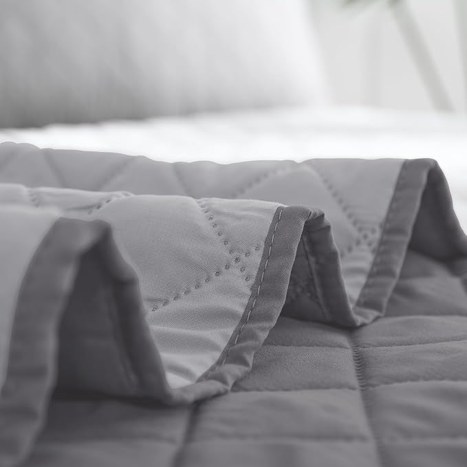 Easy-Going California King Size Reversible Quilt Set with 1 Quilt and 2 Pillow Shams, Soft Bed Quilt Cover, Water Resistant Lightweight Microfiber Bedspread, Stain Resistant, Gray/Light Gray