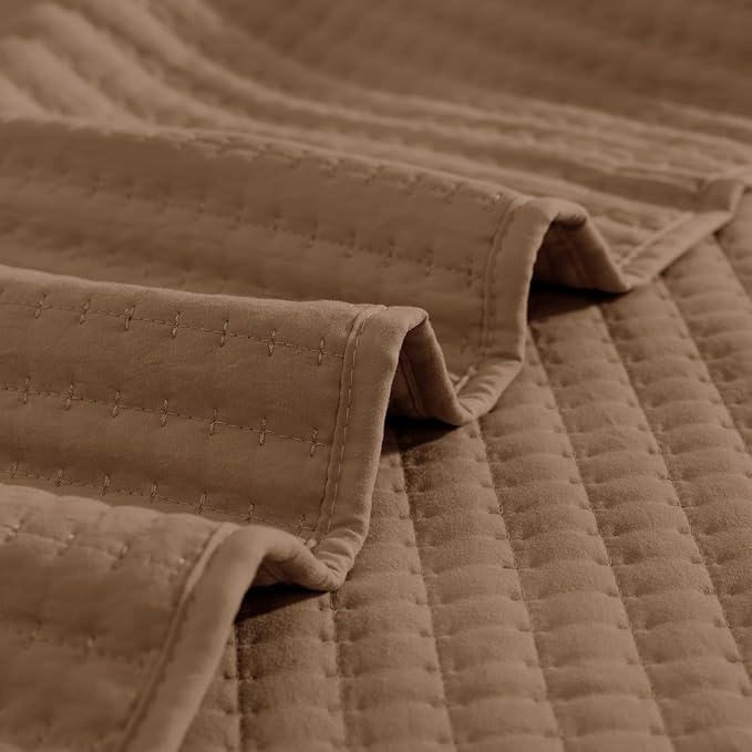 WRENSONGE King Size Quilt-3 Pieces Lightweight Bedspreads Brown King Quilt Bedding Set for All Seasons, Soft Summer Coverlet with 2 Pillow Shams Suitable for Bed, Couch, Quilt Blanket