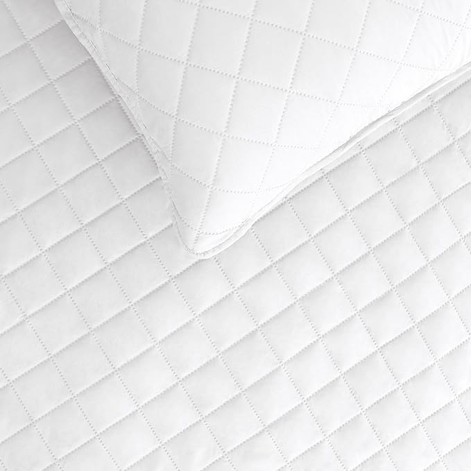 Easy-Going California King Size Reversible Quilt Set with 1 Quilt and 2 Pillow Shams, Soft Bed Quilt Cover, Water Resistant Lightweight Microfiber Bedspread, Stain Resistant, White/White