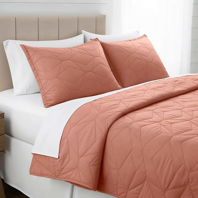 Hearth & Harbor Queen Quilt Set – All-Season Lightweight Bedspread & Coverlet with Pinsonic Weave - 7 Piece Queen Quilt Set with Pillow Shams, Bali Blush - Queen Ellipse
