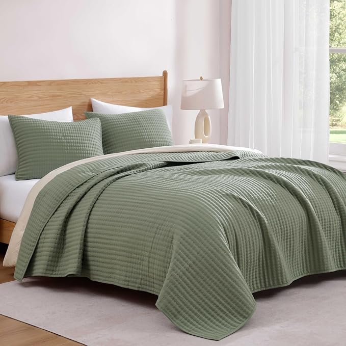 WRENSONGE King Size Quilt-3 Pieces Lightweight Bedspreads Sage Green King Quilt Bedding Set for All Seasons, Soft Summer Coverlet with 2 Pillow Shams Suitable for Bed, Couch, Quilt Blanket