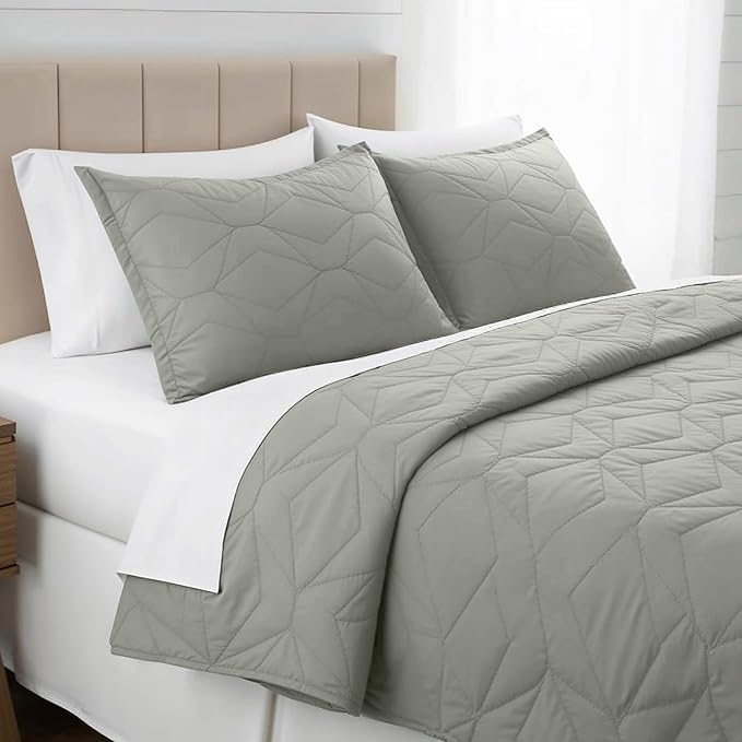 Hearth & Harbor Queen Quilt Set – All-Season Lightweight Bedspread & Coverlet with Pinsonic Weave - 7 Piece Queen Quilt Set with Pillow Shams, London Fog - Queen Ellipse
