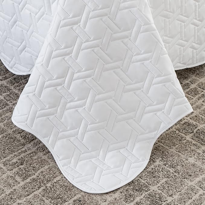 Auemtyn King Size Quilt Set 3 Pieces, Soft Lightweight Summer Bedspread, Reversible Microfiber Bed Coverlet for All Seasons, White, Geometric Pattern (1 Quilt, 2 Pillow Shams)