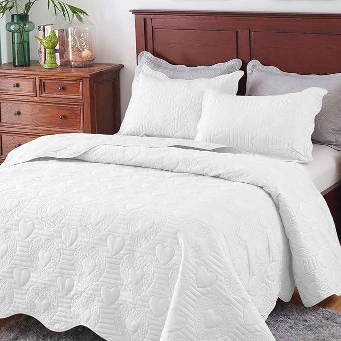 Auemtyn Twin/Twin XL Size Quilt Set 2 Pieces, Soft Lightweight Summer Bedspread, Reversible Microfiber Bed Coverlet for All Seasons, White, Heart Pattern (1 Quilt, 1 Pillow Sham)