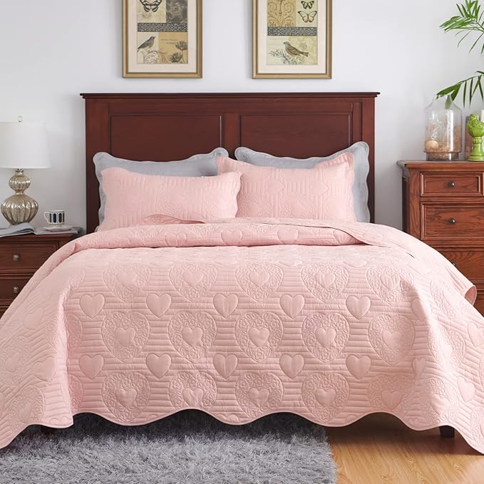 Auemtyn Twin/Twin XL Size Quilt Set 2 Pieces, Soft Lightweight Light Pink Bedspread, Reversible Microfiber Bed Coverlet for All Seasons, Heart Pattern (1 Quilt, 1 Pillow Sham)