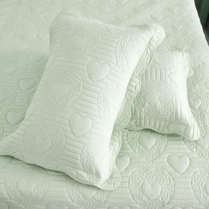 Auemtyn King Size Quilt Set 3 Pieces, Soft Lightweight Summer Bedspread, Reversible Microfiber Bed Coverlet for All Seasons, Light Green, Heart Pattern (1 Quilt, 2 Pillow Shams)