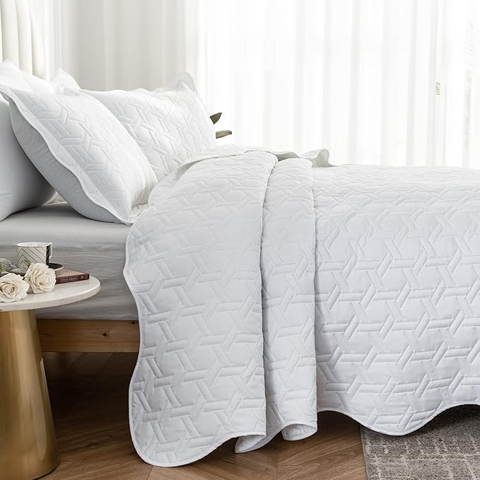 Auemtyn King Size Quilt Set 3 Pieces, Soft Lightweight Summer Bedspread, Reversible Microfiber Bed Coverlet for All Seasons, White, Geometric Pattern (1 Quilt, 2 Pillow Shams)