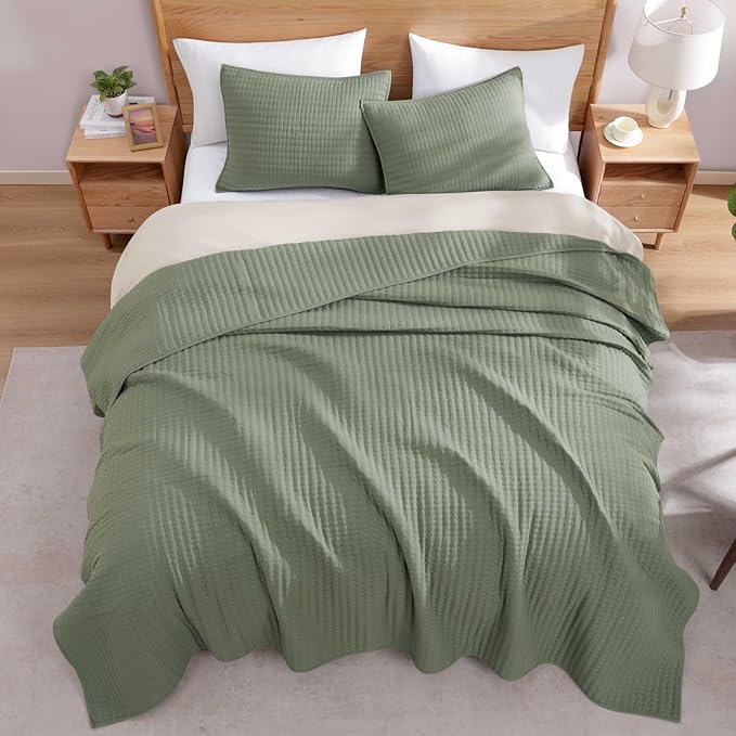 WRENSONGE Queen Quilt-3 Pieces Lightweight Bedspreads Sage Green Queen Size Quilt Bedding Set for All Seasons, Soft Summer Coverlet with 2 Pillow Shams Suitable for Bed, Couch
