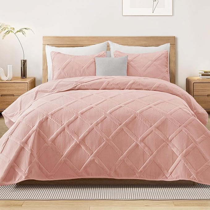 Exclusivo Mezcla Twin Size Quilt Set - Blush Pink Quilts Bedding Set with 2 Pillow Shams, Modern Bedspread with Striped Pattern, Soft Lightweight Bedspreads Coverlets for All Seasons