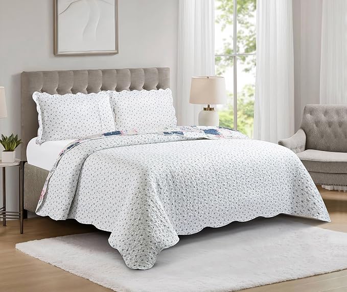 Brilliant Sunshine Roses in Beige Quilt Set, 3-Piece Bedding Sets, Lively Patchwork Design, Washable and Reversible Bedspread, Soft Lightweight Coverlet, All-Season, King/Cal King, Vintage Indigo